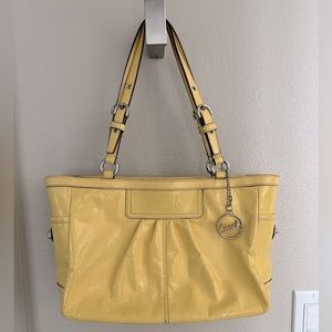 Coach Shoulder bag, same or next day shipping from a smoke & pet free 🏡